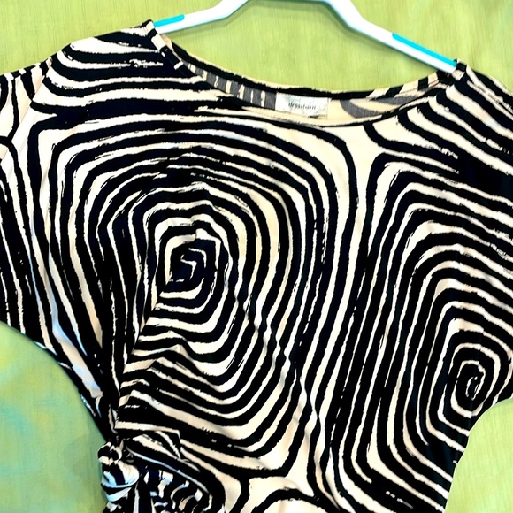 Dressbarn tee shirt style wrap dress in the mod swirl print you will love! Sz 16 - Picture 4 of 12